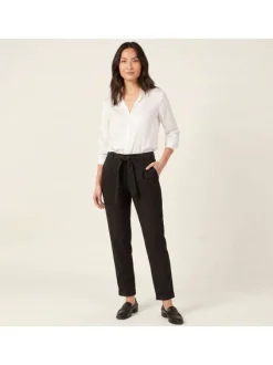 Chino noir uni avec une coupe droite et une ceinture à la taille