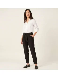 Chino noir uni avec une coupe droite et une ceinture à la taille