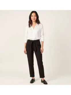 Chino noir uni avec une coupe droite et une ceinture à la taille