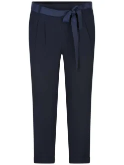 Chino nuit uni avec une coupe droite et une ceinture à la taille