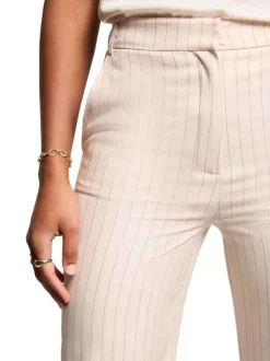 Chino rose avec des rayures noires une coupe bootcut et des passants