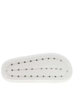 Claquettes blanches avec logo sur l'intérieur du talon et une matière texturée