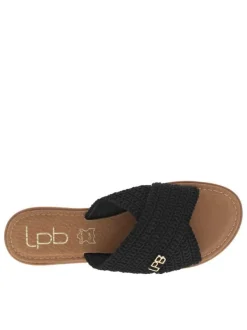 Claquettes noires en tressage avec le logo doré et à semelle plate