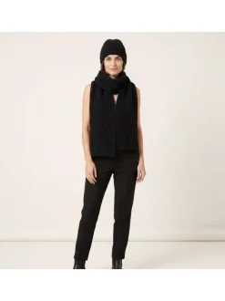 Coffret noir bonnet et écharpe en maille torsadée