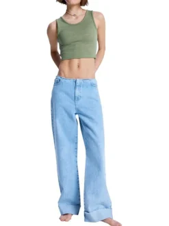 Crop top sans manche vert coupe moulante pourvu d'un col rond
