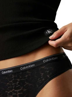 Culotte brésilienne noire en dentelle léopard avec le nom de la marque