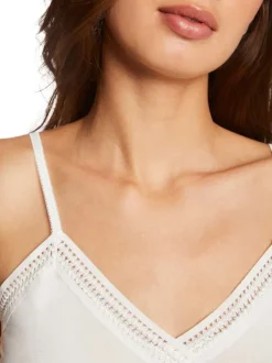 Débardeur blanc uni avec des bretelles et une coupe droite à col v