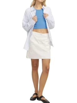 Débardeur en coton bleu côtelé avec une coupe crop top près du corps