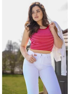 Débardeur en coton rouge à rayures avec une coupe crop top près du corps