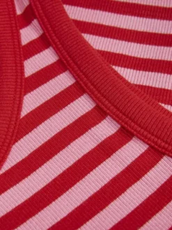 Débardeur en coton rouge à rayures avec une coupe crop top près du corps