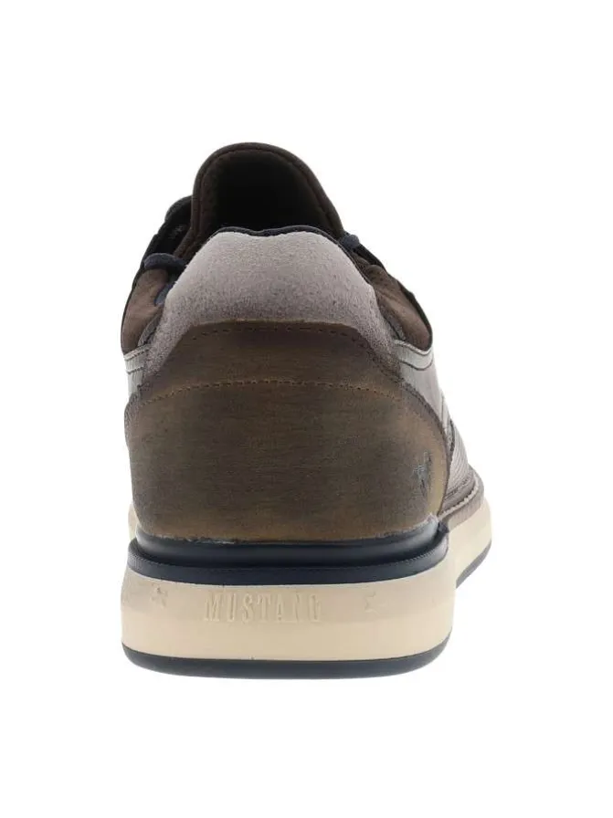 Derbies cognac à talon plat avec des lacets ronds et patch cousu avec logo