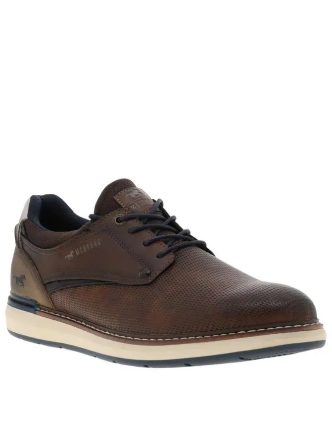 Derbies cognac à talon plat avec des lacets ronds et patch cousu avec logo