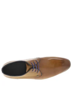 Derbies en cuir camel avec un talon décroché bas et des lacets ronds bleus