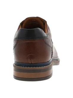 Derbies en cuir cognac avec empiècement foncés sur tige et fermeture à lacets ronds noirs