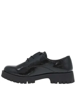 Derbies noires vernies à semelle à talon plat avec une fermeture par lacets