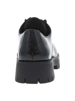 Derbies noires vernies à semelle à talon plat avec une fermeture par lacets