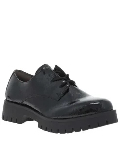 Derbies noires vernies à semelle à talon plat avec une fermeture par lacets