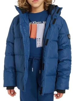 Doudoune à capuche bleue unie avec nom de la marque inscrit sur la poitrine