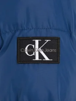 Doudoune à capuche bleue unie avec nom de la marque inscrit sur la poitrine