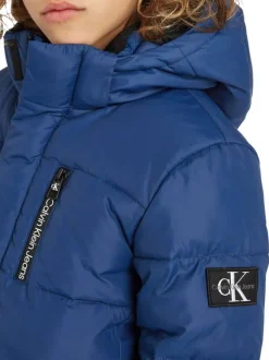 Doudoune à capuche bleue unie avec nom de la marque inscrit sur la poitrine