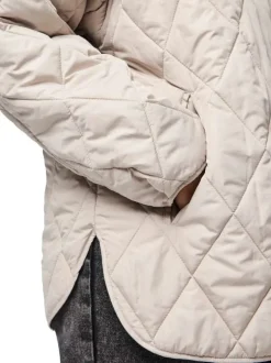 Doudoune beige unie matelassée avec une coupe droite et un col rond