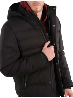 Doudoune à capuche noire matelassée avec un coupe droite et 3 poches zippées