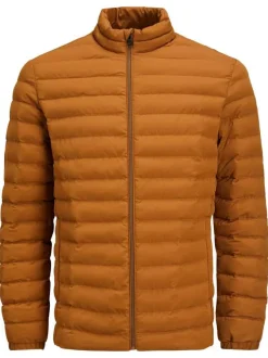 Doudoune caramel matelassée avec une coupe droite et un col montant