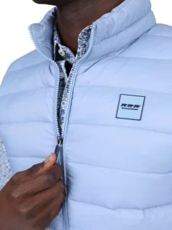 Doudoune ciel unie avec une coupe droite et logo iconique sur la poitrine