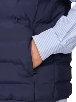 Doudoune marine uni avec une coupe droite et un col montant pourvu d'un zip