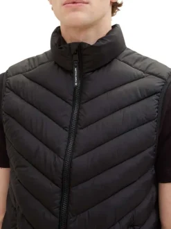 Doudoune sans manches noir avec un col montant zippé et une coupe droite