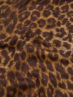 Echarpe brune ornée d'un motif léopard et pourvue de finitions frangées