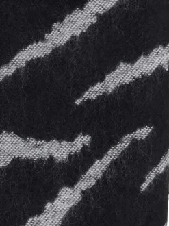 Echarpe noire à imprimé zebré gris clair et franges noires aux extrémités
