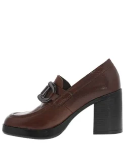 Escarpins emboitant en cuir chocolat à talon décroché haut et boucles métalliques