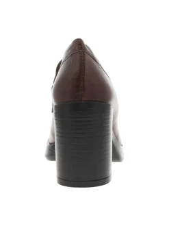 Escarpins emboitant en cuir chocolat à talon décroché haut et boucles métalliques