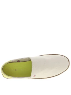 Espadrilles beiges avec un talon à talon plat et fermeture slip-on
