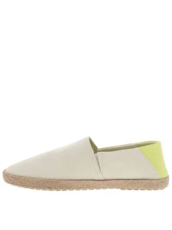 Espadrilles beiges avec un talon à talon plat et fermeture slip-on