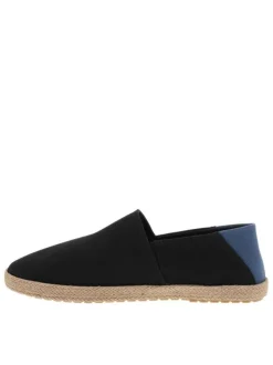Espadrilles noires avec un à talon plat et fermeture slip-on