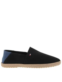 Espadrilles noires avec un à talon plat et fermeture slip-on