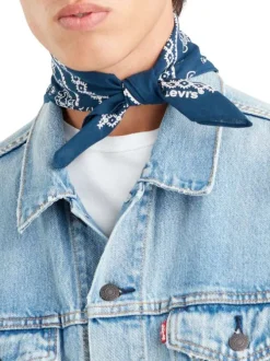 Foulard carré en coton marine orné d'un motif cachemire contrasté