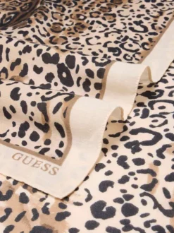 Foulard beige orné d'un motif animalier et du nom de la marque