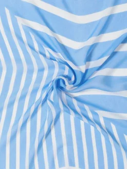 Foulard bleu ciel de forme carré avec des rayures graphiques blanches