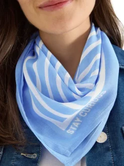 Foulard bleu ciel de forme carré avec des rayures graphiques blanches