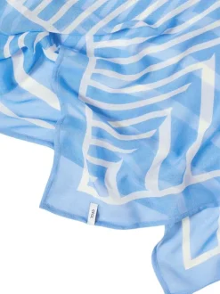 Foulard bleu ciel de forme carré avec des rayures graphiques blanches