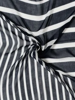 Foulard bleu de forme carré avec des rayures graphiques blanches