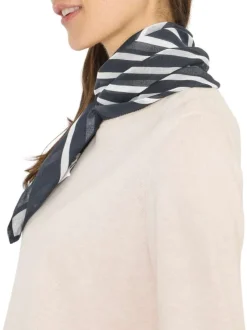 Foulard bleu de forme carré avec des rayures graphiques blanches