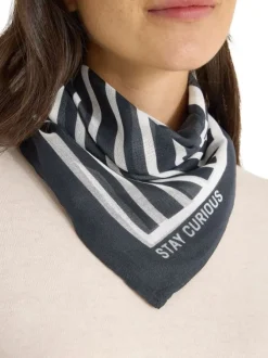 Foulard bleu de forme carré avec des rayures graphiques blanches