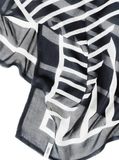 Foulard bleu de forme carré avec des rayures graphiques blanches