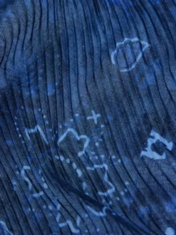 Foulard bleu plissé à imprimé floral et le nom de la marque brodé