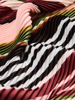 Foulard bordeaux à rayures imprimées avec un effet plissé