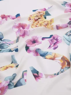 Foulard écru carré à imprimé fleuri rose et jaune et avec le nom de la marque